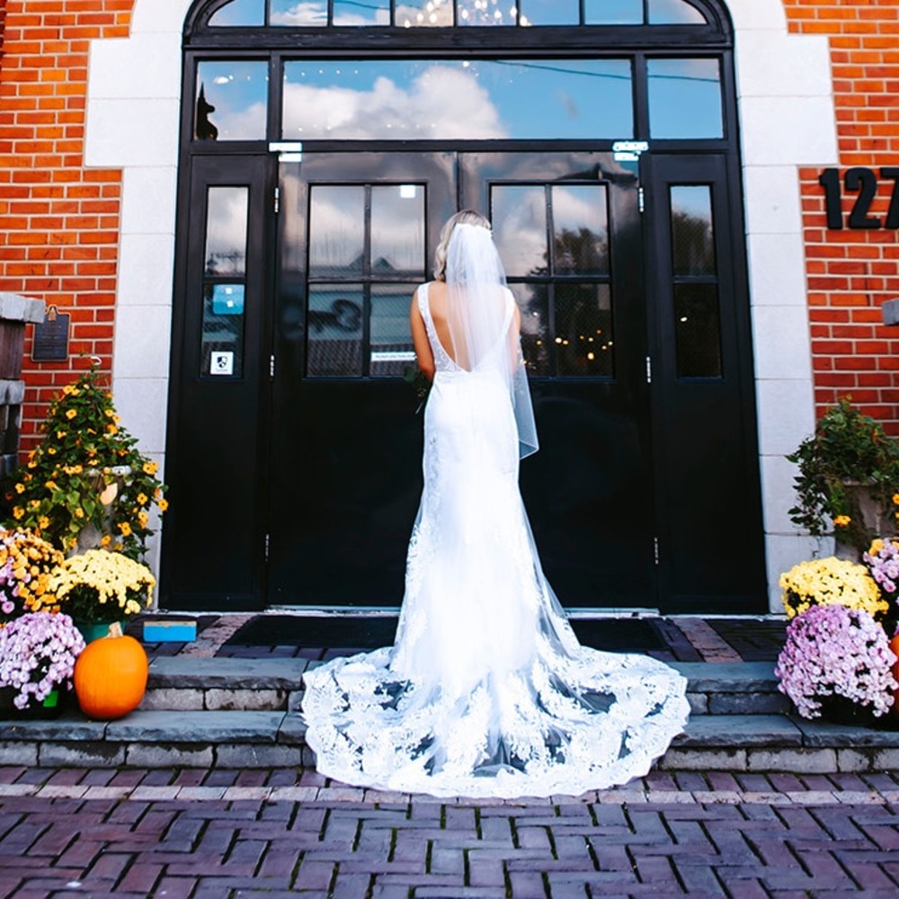 Wedding Dress Size 2 Ivory Lace Form Fitting Dress brides dress bridal bride - Picture 3 of 13